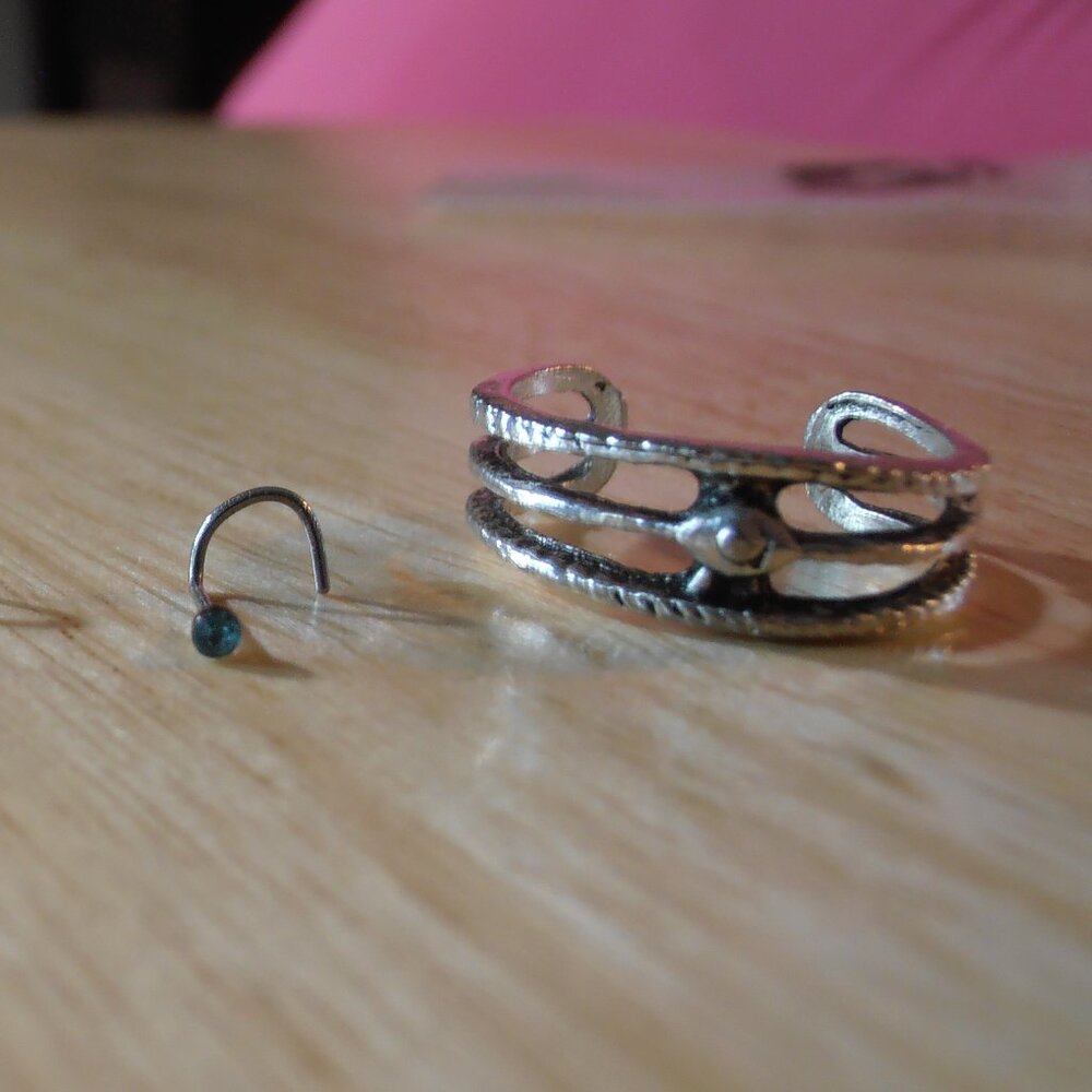 Nose Rings 3 pack + Bonus ring - Picture 2 of 2